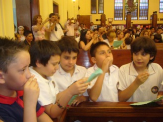 Alumnos de la Morris toman su primera comunión en la Iglesia de la Boca